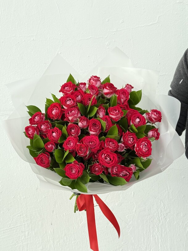 Красно-белые розы, артикул F1412306 - 21779 рублей, доставка по городу. Flawery - доставка цветов