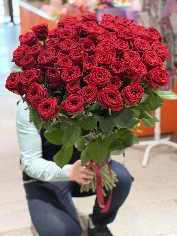 51 роз ароматных, артикул F1413440 - 12999 рублей, доставка по городу. Flawery - доставка цветов
