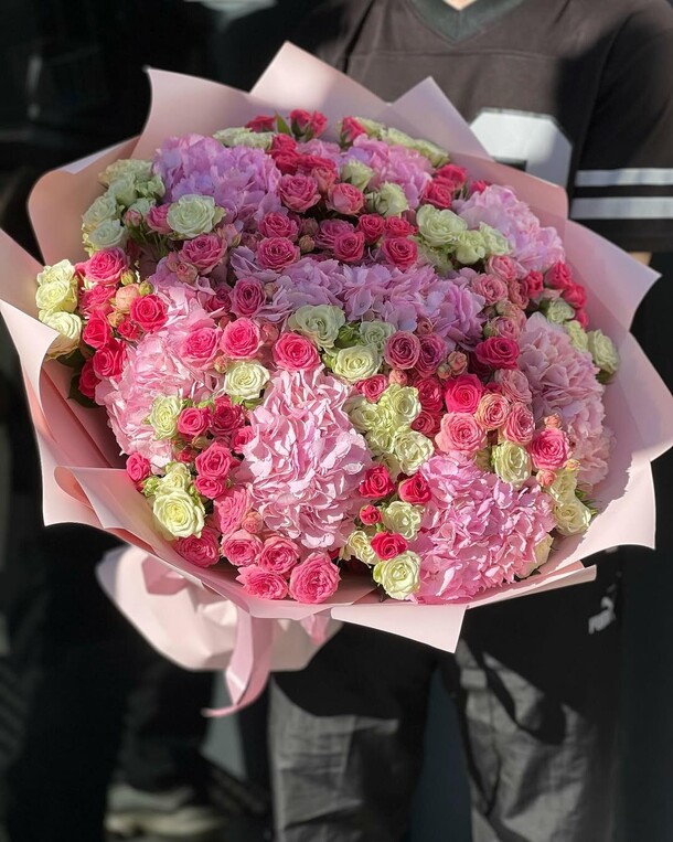 Кустовые розы с гортензиями, артикул F1414896 - 25500 рублей, доставка по городу. Flawery - доставка цветов