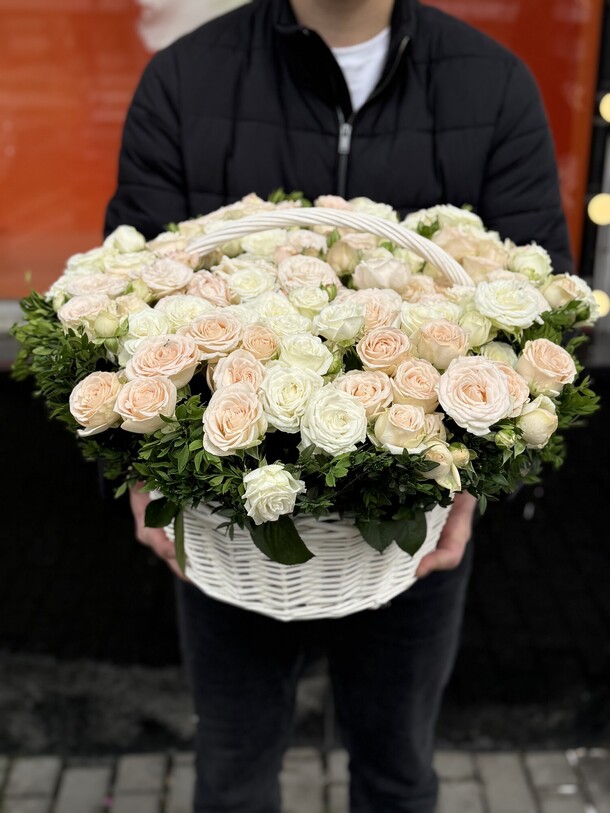 Кустовые розы в корзине, артикул F1418512 - 26500 рублей, доставка по городу. Flawery - доставка цветов