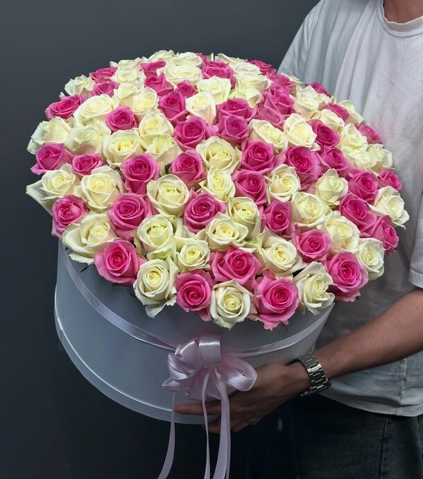 Коробка из белых и розовых роз, артикул F1419002 - 29999 рублей, доставка по городу. Flawery - доставка цветов