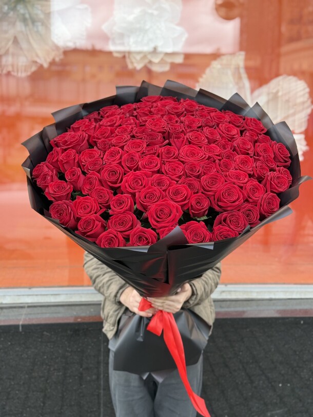 Премиум букет из 101 метровых роз, артикул F1420509 - 48000 рублей, доставка по городу. Flawery - доставка цветов