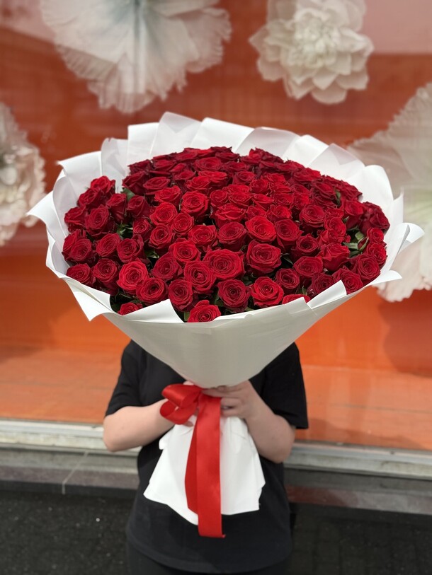 101 роза в белой упаковке, артикул F1422451 - 23999 рублей, доставка по городу. Flawery - доставка цветов