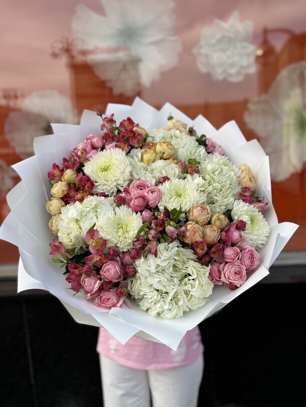 Букет цветов ассорти, артикул F1422548 - 23400 рублей, доставка по городу. Flawery - доставка цветов