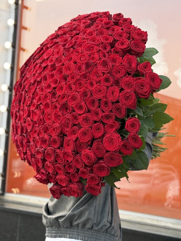 Вип букет из 251 роз, артикул F1426348 - 75000 рублей, доставка по городу. Flawery - доставка цветов