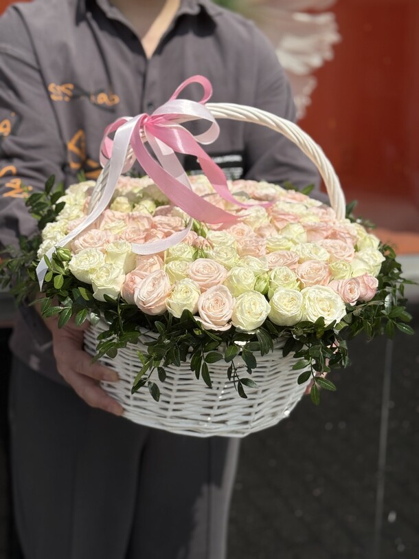 Пионовидные кустовые розы, артикул F1427847 - 24300 рублей, доставка по городу. Flawery - доставка цветов