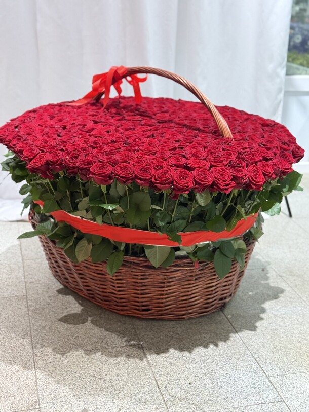 Корзина из 301 роз, артикул F1434288 - 115000 рублей, доставка по городу. Flawery - доставка цветов