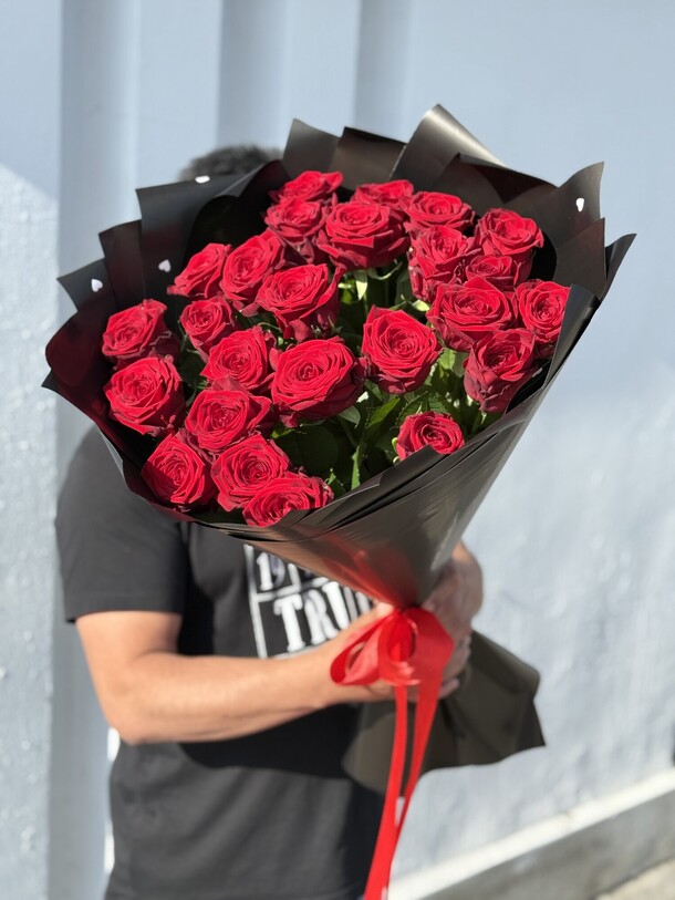 Розы из 25 веток❤️, артикул F1435802 - 8999 рублей, доставка по городу. Flawery - доставка цветов