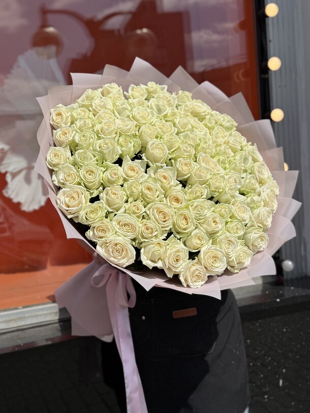 Букет из 101 алых роз🤍🤍🤍, артикул F1435880 - 25500 рублей, доставка по городу. Flawery - доставка цветов