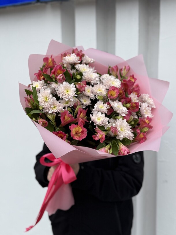Альстромерии в сочетании с кустовыми хризантемами💞, артикул F1435893 - 7800 рублей, доставка по городу. Flawery - доставка цветов