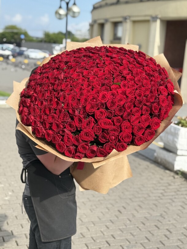 Огромный букет из 301 роз💞💞💞, артикул F1444236 - 99999 рублей, доставка по городу. Flawery - доставка цветов