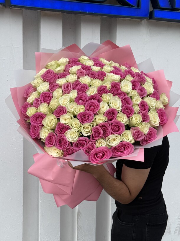 🤍🩷 101 роз в букете, артикул F1445022 - 24500 рублей, доставка по городу. Flawery - доставка цветов