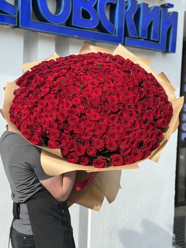 301 ароматных роз❤️❤️❤️, артикул F1446199 - 95800 рублей, доставка по городу. Flawery - доставка цветов