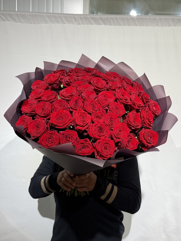 Букет из 51 ароматных роз❤️, артикул F1452367 - 12500 рублей, доставка по городу. Flawery - доставка цветов