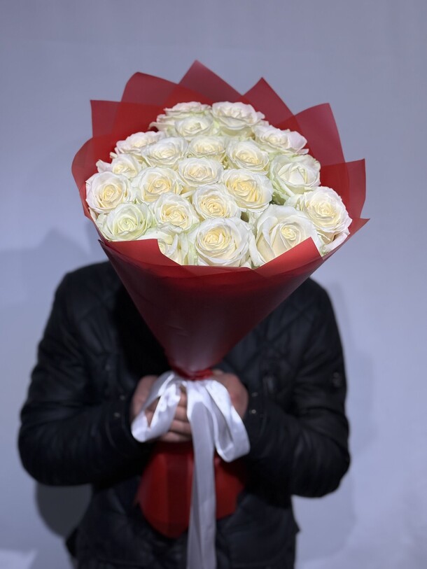 Букет из 21 белых роз, артикул F1452369 - 7600 рублей, доставка по городу. Flawery - доставка цветов