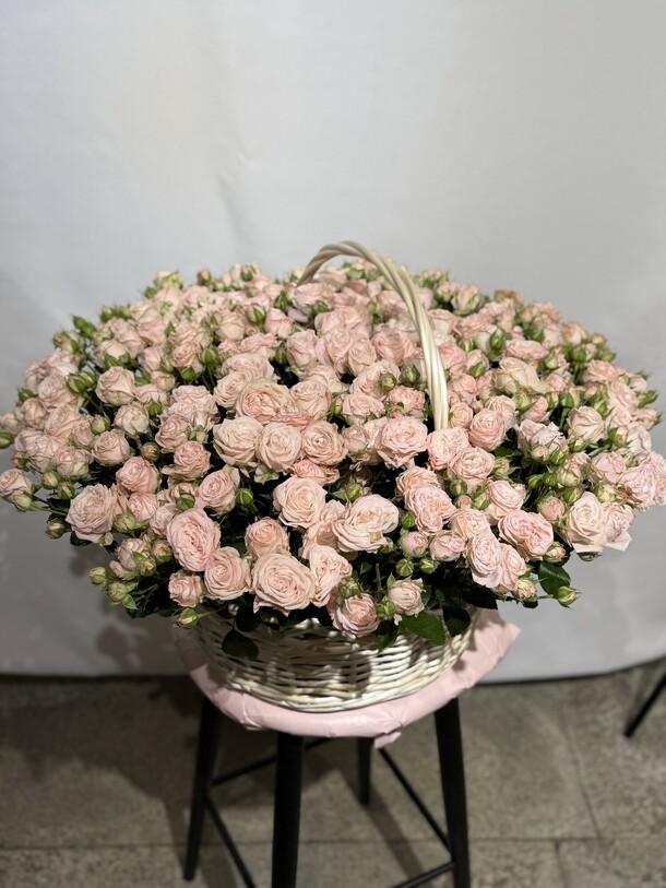 Нежные розы в корзине, артикул F1452653 - 65000 рублей, доставка по городу. Flawery - доставка цветов