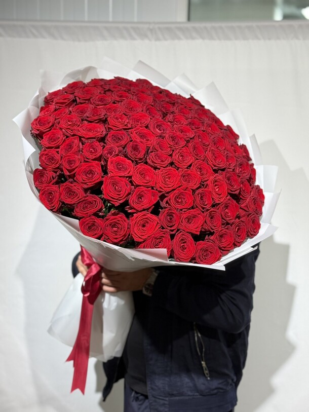 Букет красных роз из 101 шт, артикул F1452655 - 22400 рублей, доставка по городу. Flawery - доставка цветов