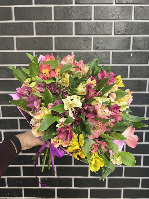 Букет из 17 альстромерии, артикул F1175383 - 4790 рублей, доставка по городу. Flawery - доставка цветов