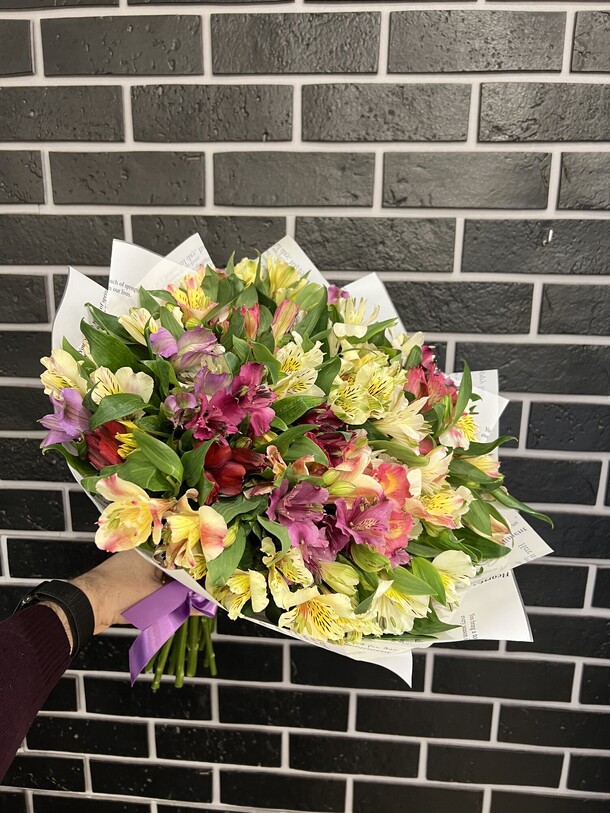 Букет из 25 альстромерии, артикул F1175418 - 5590 рублей, доставка по городу. Flawery - доставка цветов