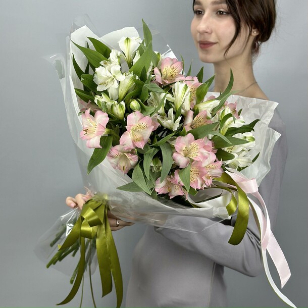 Букет альстромерий, 11шт. (м018), артикул F1225656 - 5370 рублей, доставка по городу. Flawery - доставка цветов