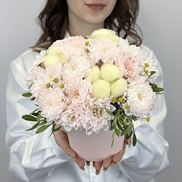 Цветы в коробке хризантема с ромашкой и хлопком, артикул F1346954 - 2700 рублей, доставка по городу. Flawery - доставка цветов