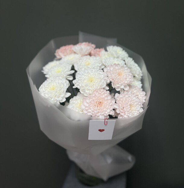 Букет из 5 хризантем, артикул F1415663 - 2070 рублей, доставка по городу. Flawery - доставка цветов