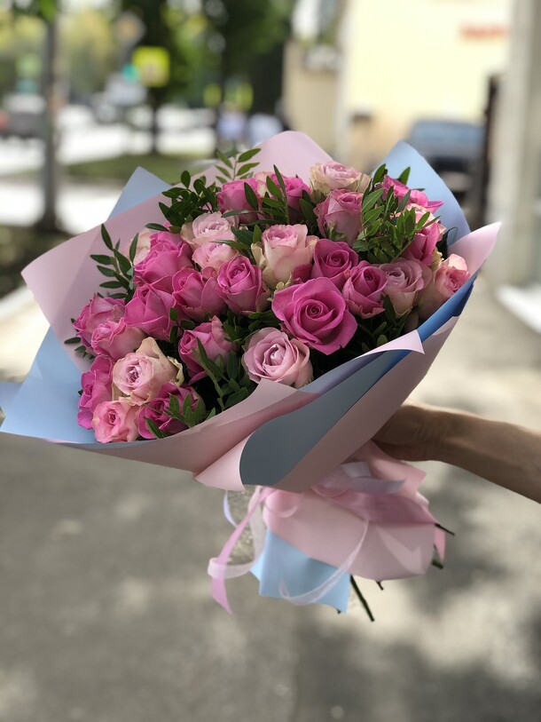 35 роз в фирменной упаковке, артикул F1070202 - 9000 рублей, доставка по городу. Flawery - доставка цветов