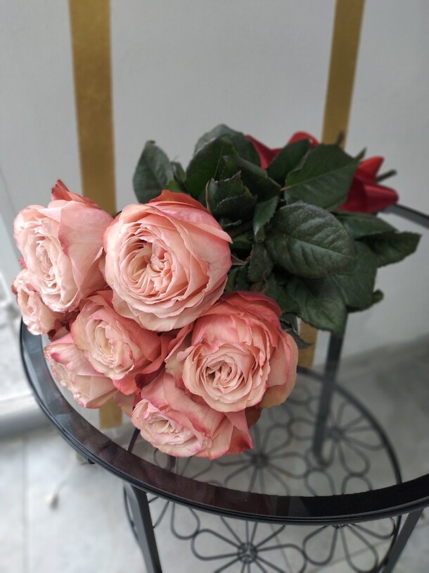 Букет из 7 премиальных пионовидных роз, артикул F1078336 - 5000 рублей, доставка по городу. Flawery - доставка цветов