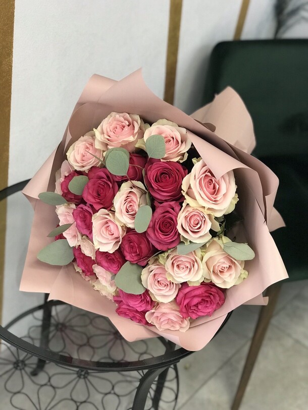 Букет 31 роза эквадор в стильном оформлении, артикул F1081799 - 22000 рублей, доставка по городу. Flawery - доставка цветов