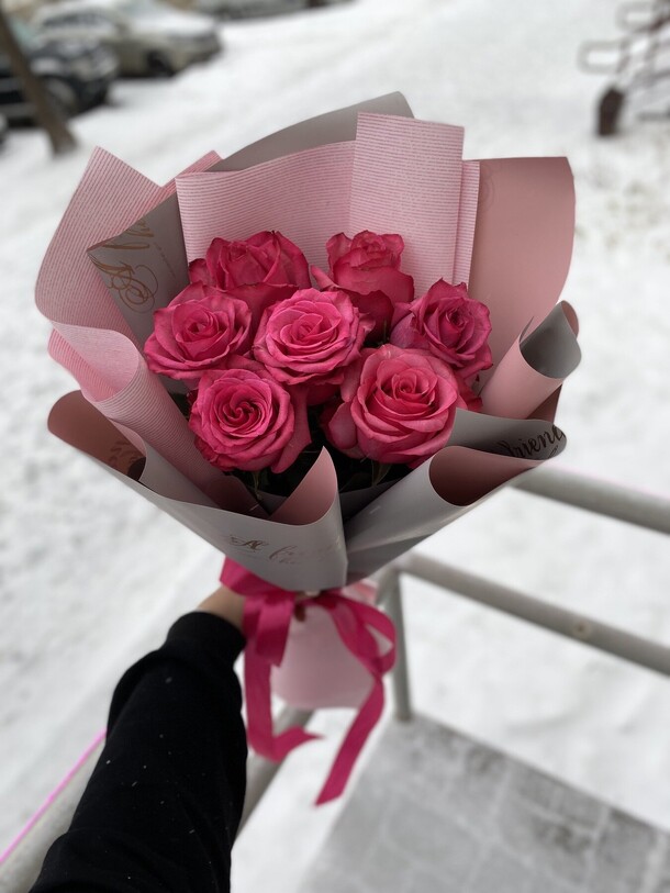 Букет из 7 ярко-розовых роз эквадор, артикул F1085117 - 4500 рублей, доставка по городу. Flawery - доставка цветов