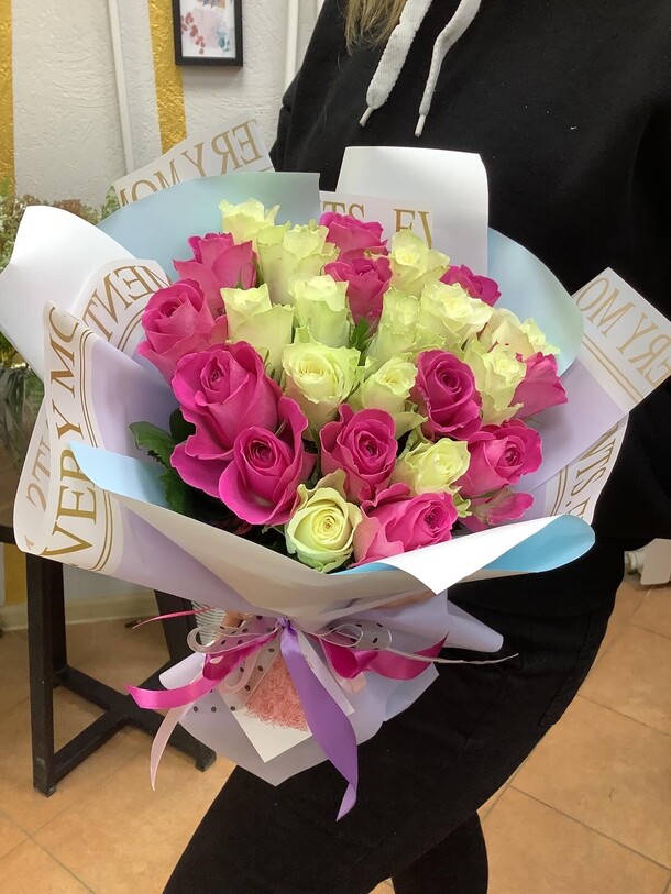 25 роз, артикул F1085118 - 6500 рублей, доставка по городу. Flawery - доставка цветов