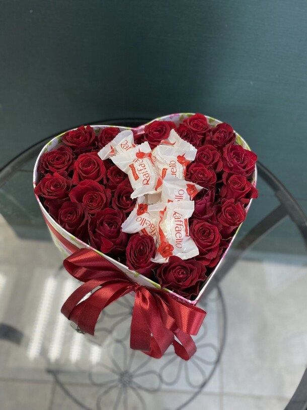 Сердце с рафаэлло, артикул F1085126 - 6000 рублей, доставка по городу. Flawery - доставка цветов