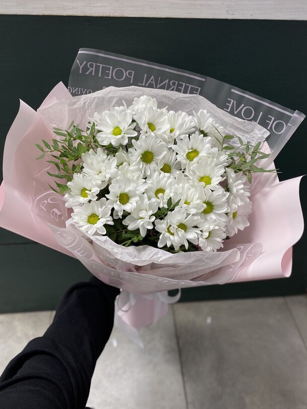 Букет из ромашек, артикул F1085128 - 4300 рублей, доставка по городу. Flawery - доставка цветов