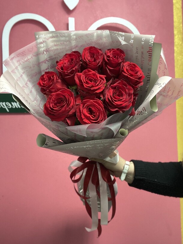 Букет из 9 красных роз эквадор в красивом оформлении, артикул F1085129 - 5500 рублей, доставка по городу. Flawery - доставка цветов