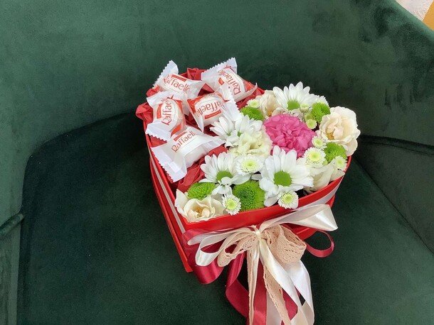 Композиция-комплимент, артикул F1085147 - 3450 рублей, доставка по городу. Flawery - доставка цветов