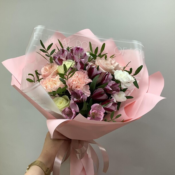 Букет с розами, альстромерией и диантусами, артикул F1092630 - 5500 рублей, доставка по городу. Flawery - доставка цветов