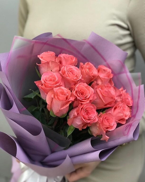 15 роз в оформлении, артикул F1097517 - 11000 рублей, доставка по городу. Flawery - доставка цветов