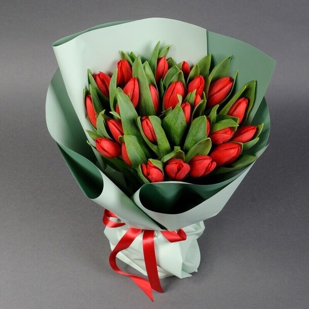 25 красных тюльпанов, артикул F1101300 - 6000 рублей, доставка по городу. Flawery - доставка цветов