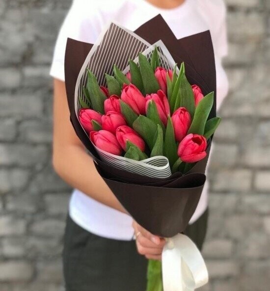 Тюльпаны в стильном оформлении, артикул F1101305 - 5000 рублей, доставка по городу. Flawery - доставка цветов