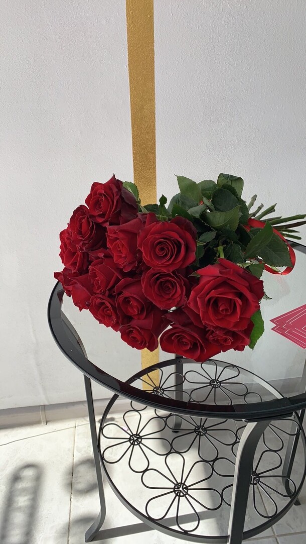 Букет из 15 красных роз эквадор на ленте, артикул F111458 - 7300 рублей, доставка по городу. Flawery - доставка цветов