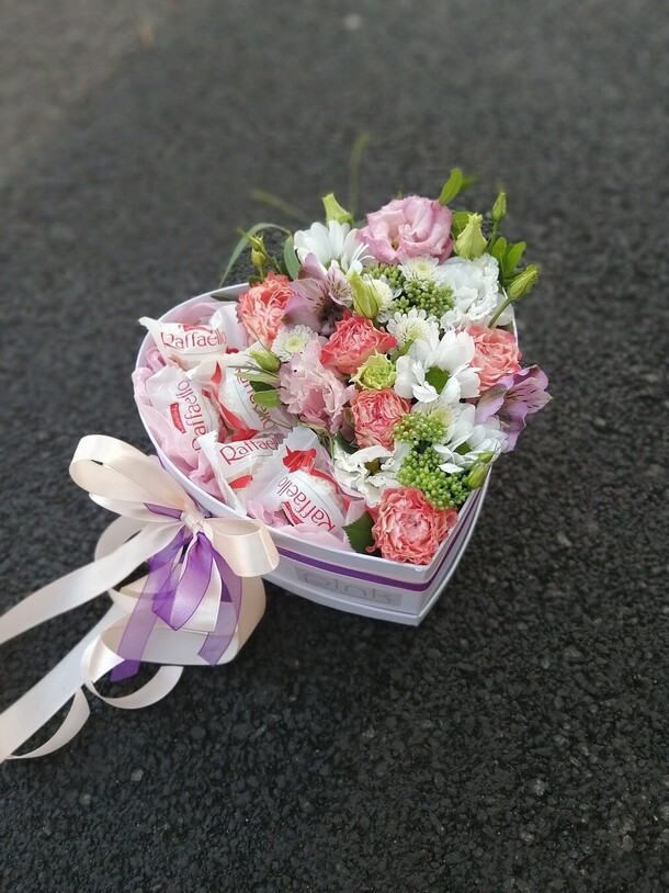 Сердце с рафаэлло, артикул F1230865 - 6000 рублей, доставка по городу. Flawery - доставка цветов