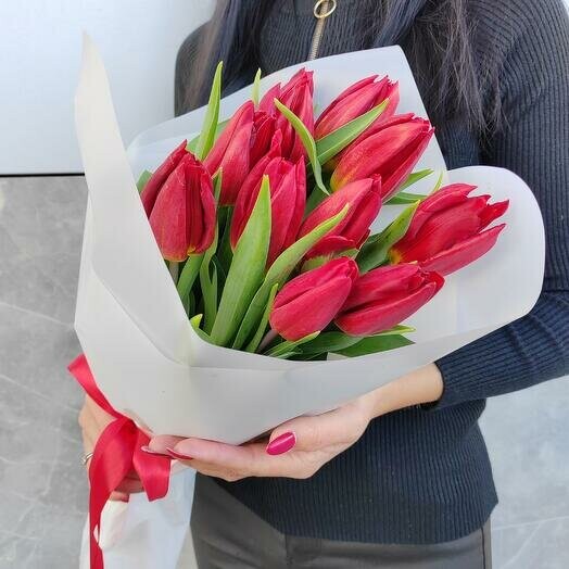 11 красных тюльпанов, артикул F1261191 - 4500 рублей, доставка по городу. Flawery - доставка цветов