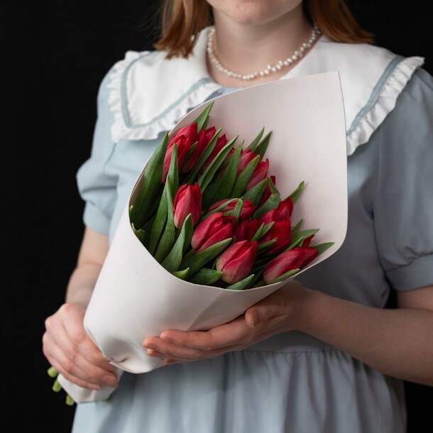 15 красных тюльпанов, артикул F1261192 - 6000 рублей, доставка по городу. Flawery - доставка цветов