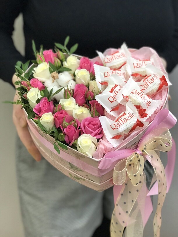 Композиция сердце с рафаэлло, артикул F1379634 - 4800 рублей, доставка по городу. Flawery - доставка цветов