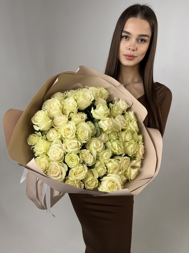 Букет из 51 белой розы (эквадор) в оформлении, артикул F1379643 - 30000 рублей, доставка по городу. Flawery - доставка цветов
