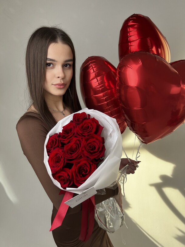 Букет из 9 красных эквадорских роз с фольгированными шарами «сердце», артикул F1379651 - 8000 рублей, доставка по городу. Flawery - доставка цветов