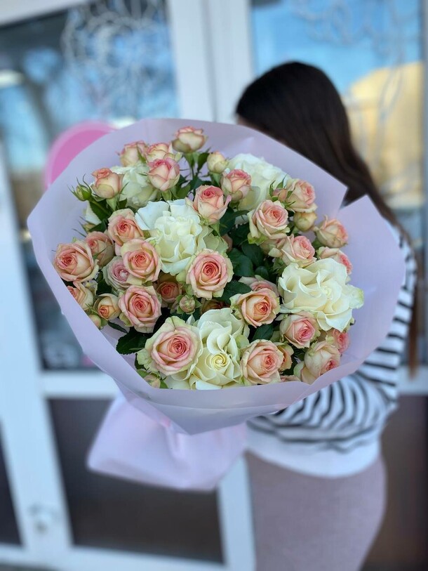 Букет с ажурными розами, артикул F1379674 - 7500 рублей, доставка по городу. Flawery - доставка цветов