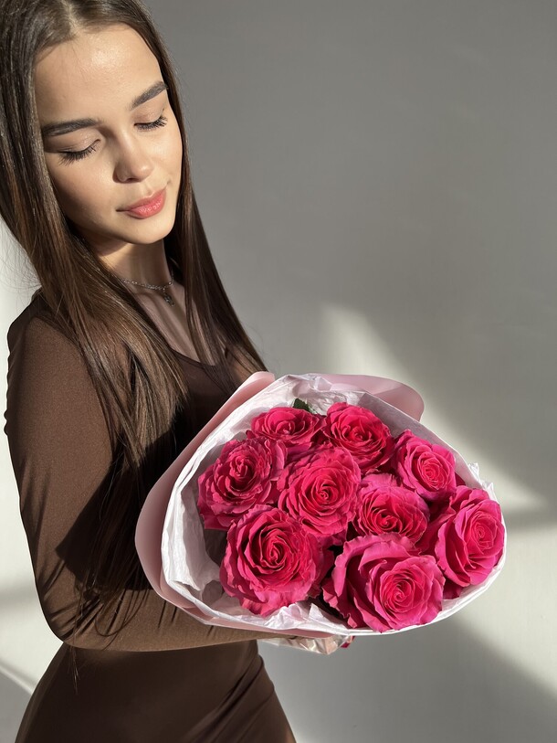 Букет из 9 ярко- розовых роз эквадор, артикул F1379689 - 7000 рублей, доставка по городу. Flawery - доставка цветов