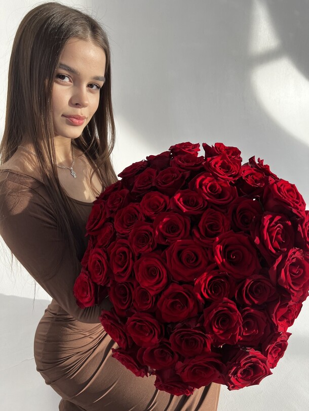 51 красная роза эквадор на ленте, артикул F1379709 - 20000 рублей, доставка по городу. Flawery - доставка цветов