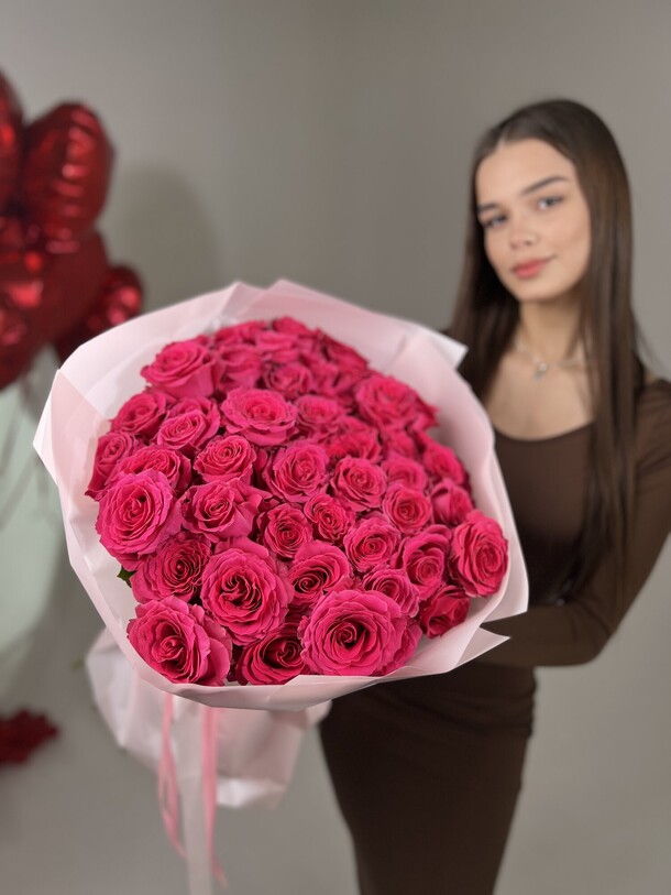 Букет из 51 ярко-розовой розы эквадор, артикул F1379721 - 30000 рублей, доставка по городу. Flawery - доставка цветов
